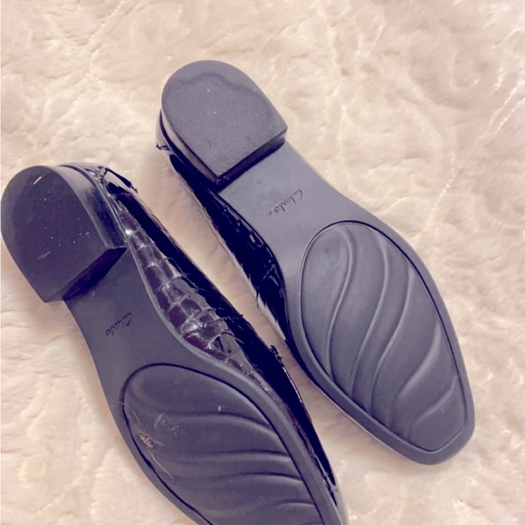 8.5 black Clark’s patent leather loafer with shoe stretcher - Picture 4 of 5